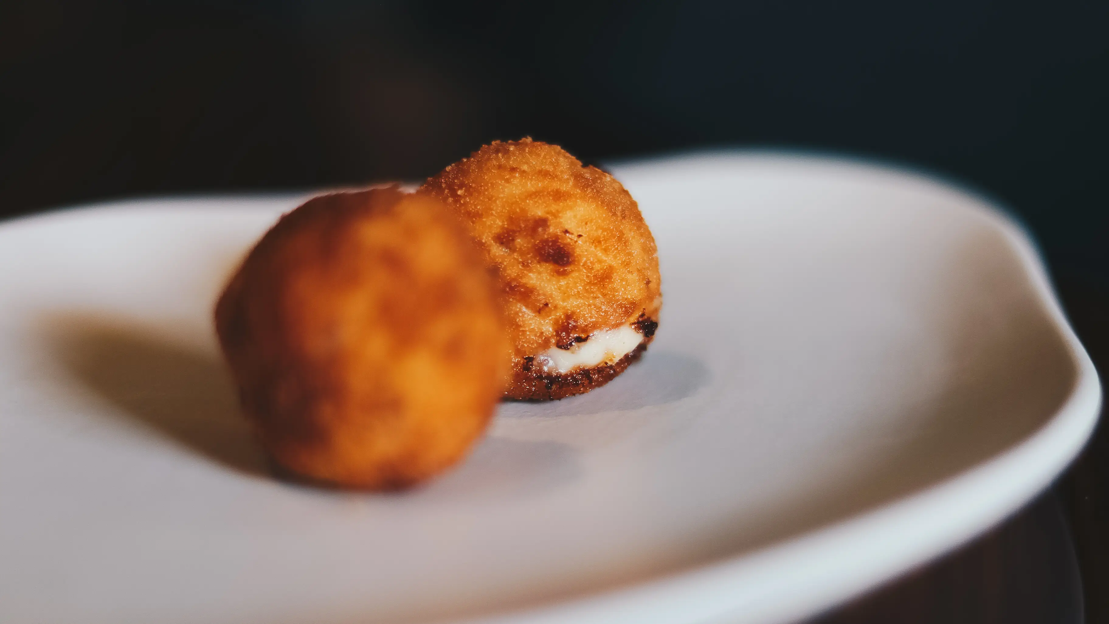 Croquetas de lacón y huevo cocido.