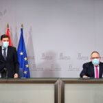 El consejero de Economía y Hacienda y portavoz, Carlos Fernández Carriedo, y el consejero de Sanidad, Alejandro Vázquez, comparecen en rueda de prensa posterior al Consejo de Gobierno