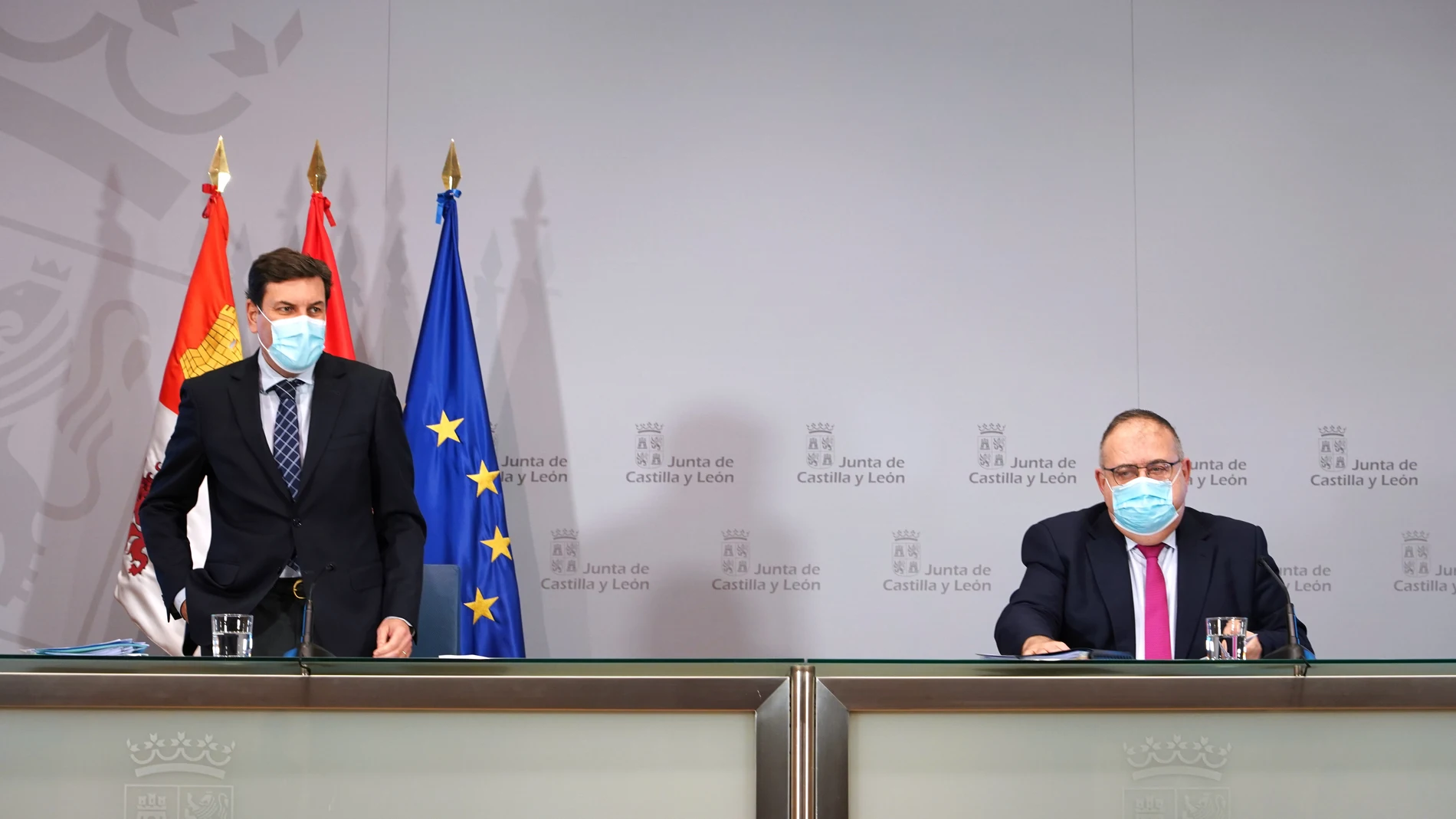 El consejero de Economía y Hacienda y portavoz, Carlos Fernández Carriedo, y el consejero de Sanidad, Alejandro Vázquez, comparecen en rueda de prensa posterior al Consejo de Gobierno