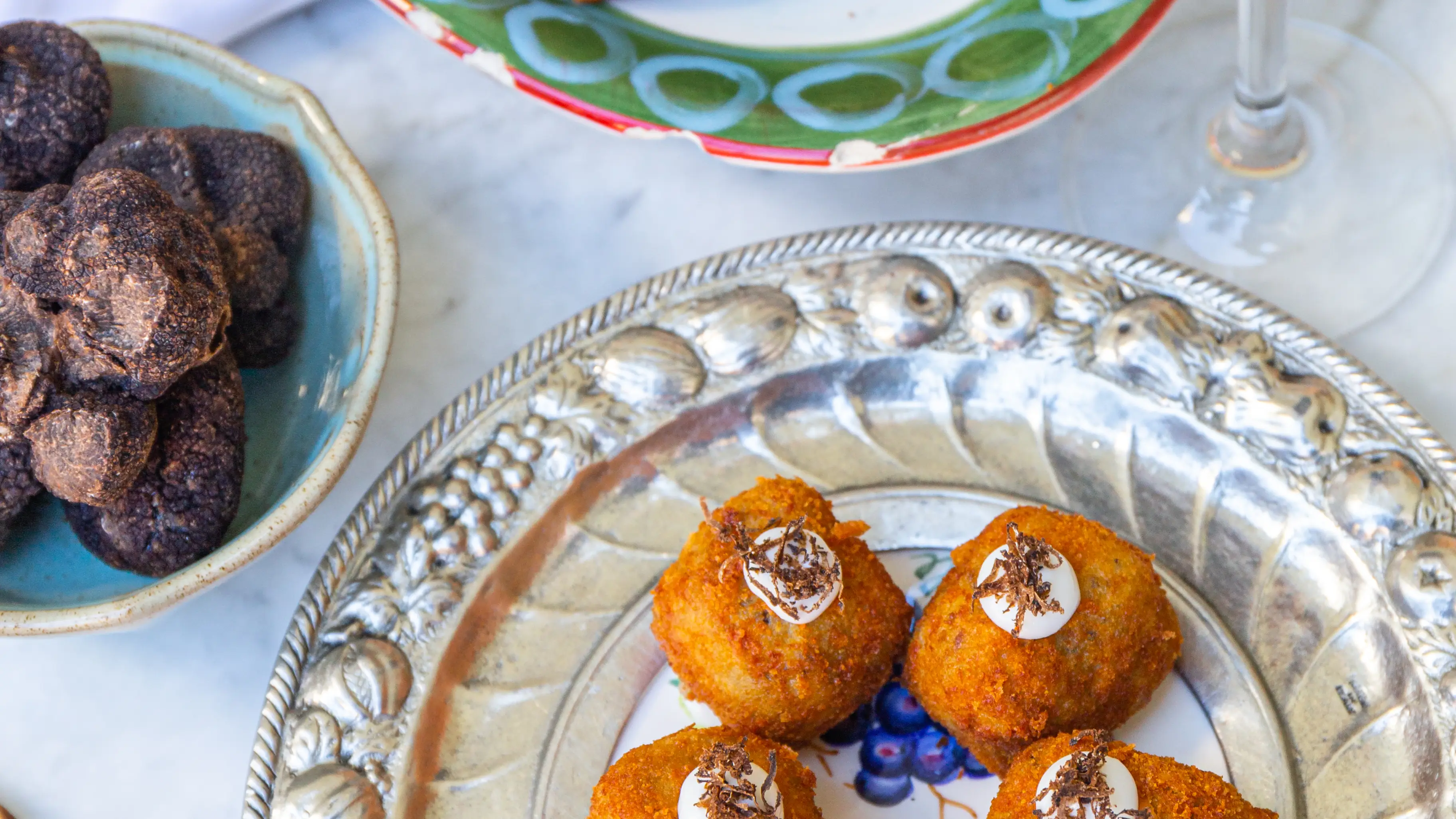 Croquetas de bechamel de trufa con jamón y un toque de trufa fresca de Molise.