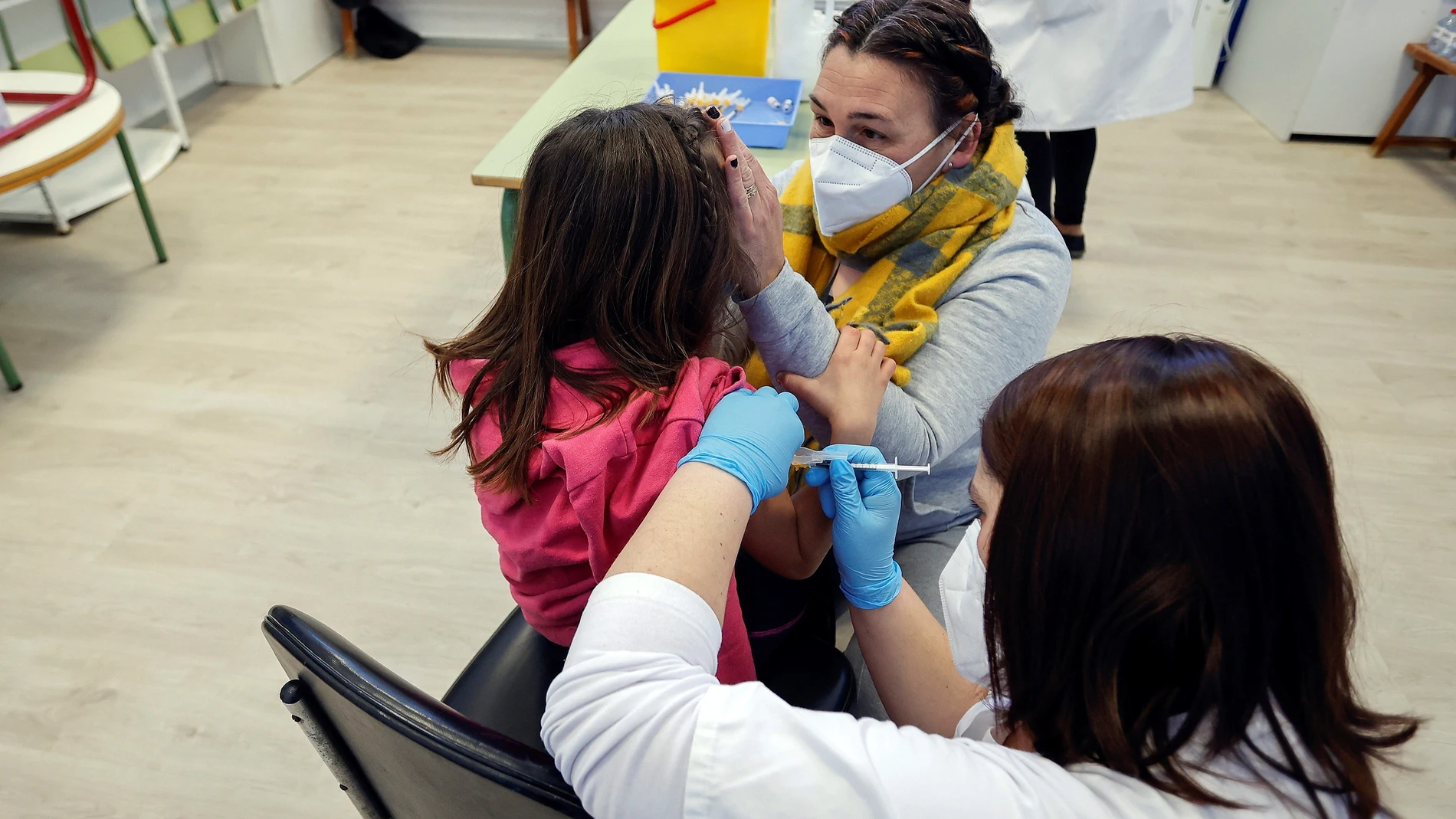 Una madre acompaña a su hija mientras la vacunan en el CEIP Blasco de Alagón de Vilafranca durante el inicio de la segunda fase de la campaña de vacunación pediátrica contra el coronavirus que comenzó el jueves
