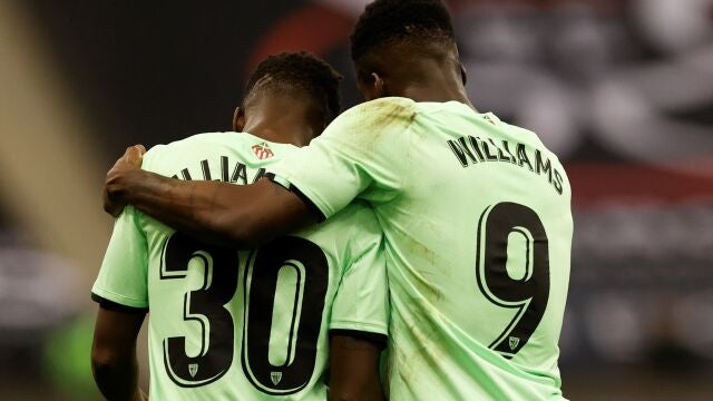Iñaki Williams abraza a su hermano Nico después del gol