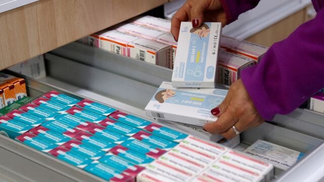 Una farmaceutica muestra unos autotest de Covid-19