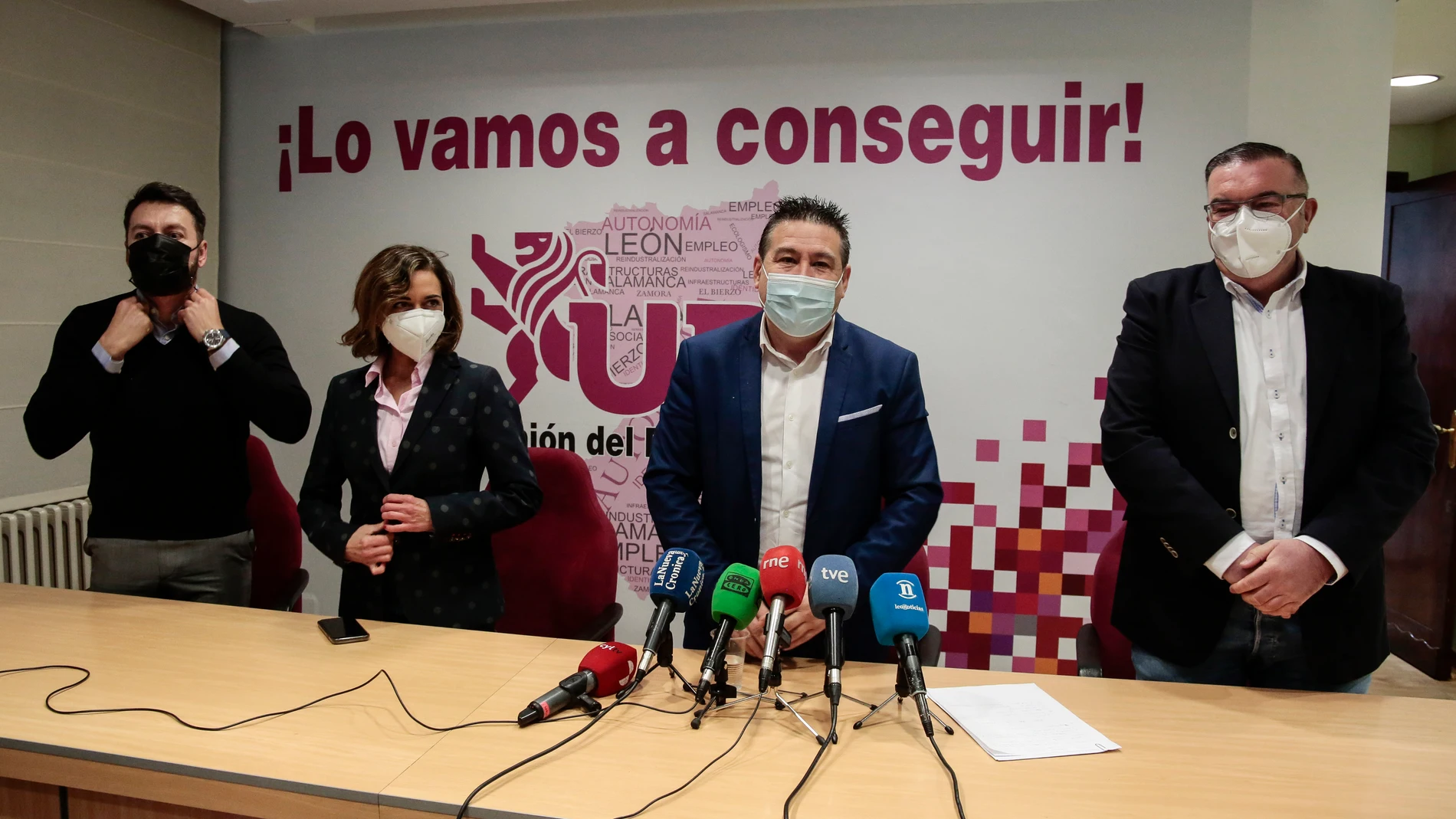 El candidato a las Cortes de Castilla y León, Luis Mariano Santos, acompañado por miembros de su candidatura, presenta oficialmente la lista electoral con la que concurrirá a los comicios electorales del 13 de febrero
