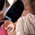 Una niña recibe la vacuna contra el Covid-19