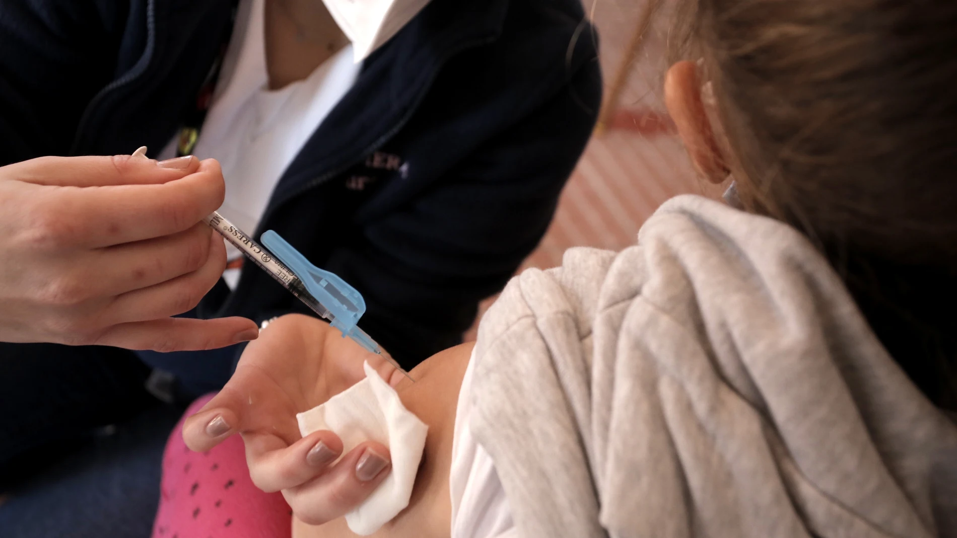 Una niña recibe la vacuna contra el Covid-19