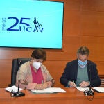 La rectora de la UCAV, Mª del Rosario Sáez Yuguero, firma el acuerdo junto a Juan Carlos Sesma Fraguas, consejero Delegado de CO2 Revolution
