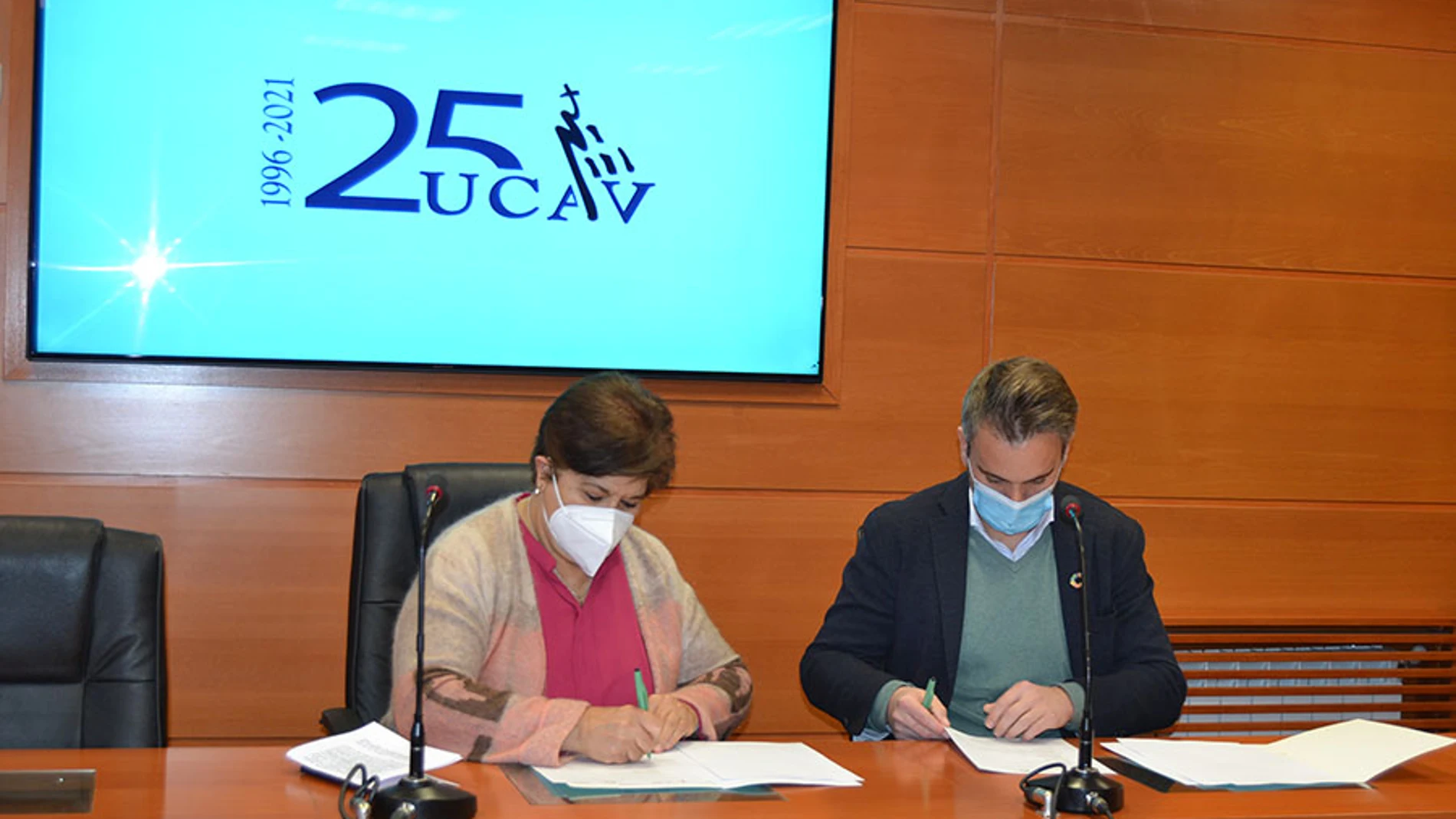La rectora de la UCAV, Mª del Rosario Sáez Yuguero, firma el acuerdo junto a Juan Carlos Sesma Fraguas, consejero Delegado de CO2 Revolution