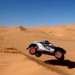 Carlos Sainz vuela sobre las dunas con su Audi en Arabia Saudí