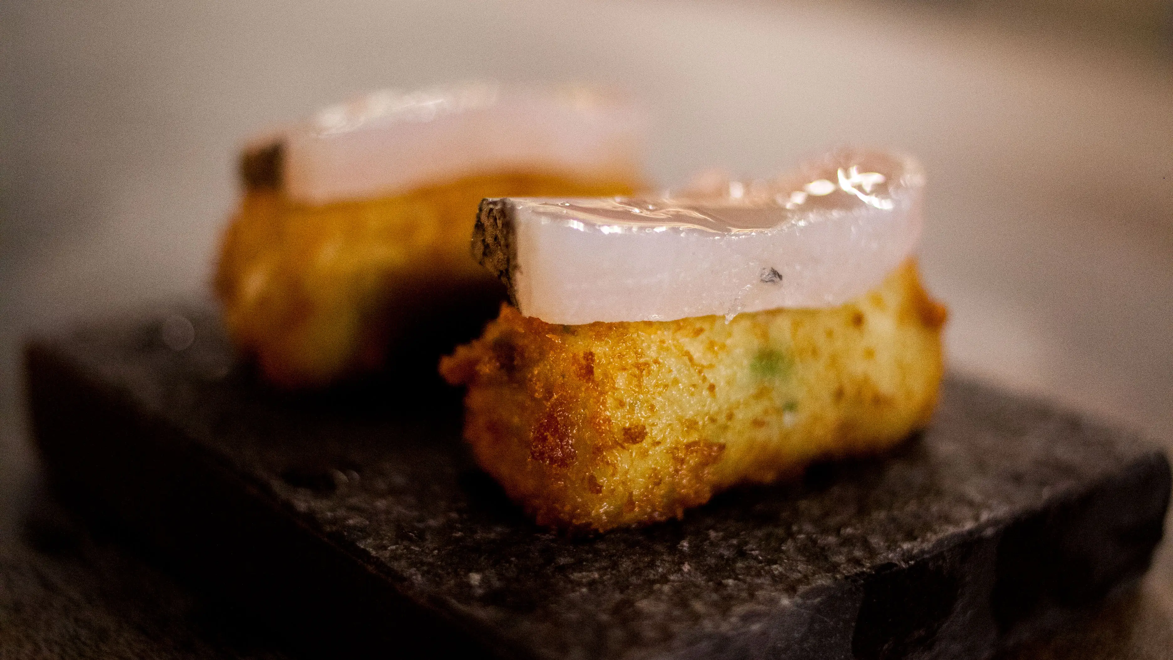 Croqueta Niguiri. De salsa verde y corvina curada.