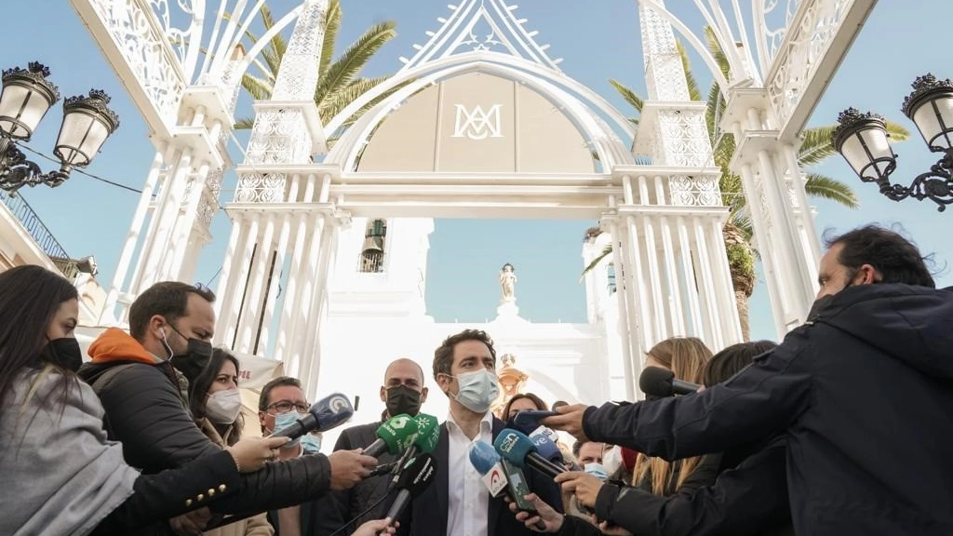 El secretario general del PP, Teodoro García Egea, atiende a los medios en una visita a Almonte (Huelva)