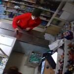 Imagen de uno de los atracos captada por la cámara del comercio