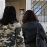 Varios padres con sus hijos esperan para realizarse TAR y PCR en el Centro de Atención Primaria de Villa Olímpica, en Barcelona este viernes, cuando Cataluña ha superado los 25.000 muertos oficiales por covid desde el inicio de la epidemia