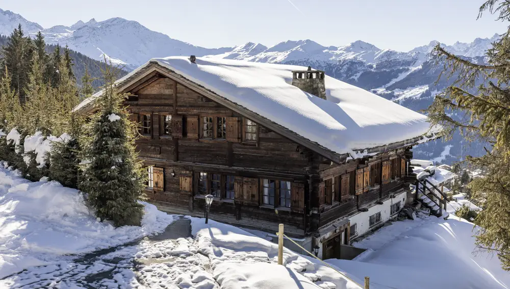 Chalet en Suiza, propiedad del príncipe Andrés y que ha puesto a la venta. (Cyril Zingaro/Keystone via AP)