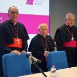 El cardenal presidente de la Conferencia Episcopal Española (CEE), Juan José Omella, junto al arzobispo de Valencia, Antonio Cañizares (c), y el arzobispo de Tarragona, Joan Planellas, al inicio de la rueda de prensa tras reunirse con el papa en Roma