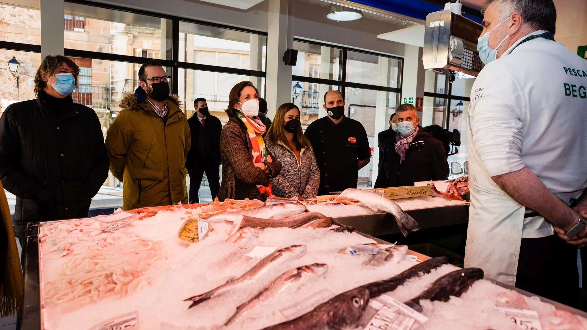 La ministra de Industria, Comercio y Turismo, Reyes Maroto, visita un mercado de Soria junto al alcalde , Carlos Martínez y la delegada del Gobierno, Virginia Barcones