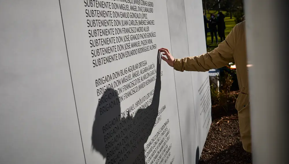 El monumento muestra los nombres de 59 de los 62 fallecidos, pues los familiares de tres de ellos no quisieron incluirles