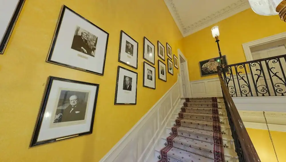 La escalera que da a la primera planta de Downing Street