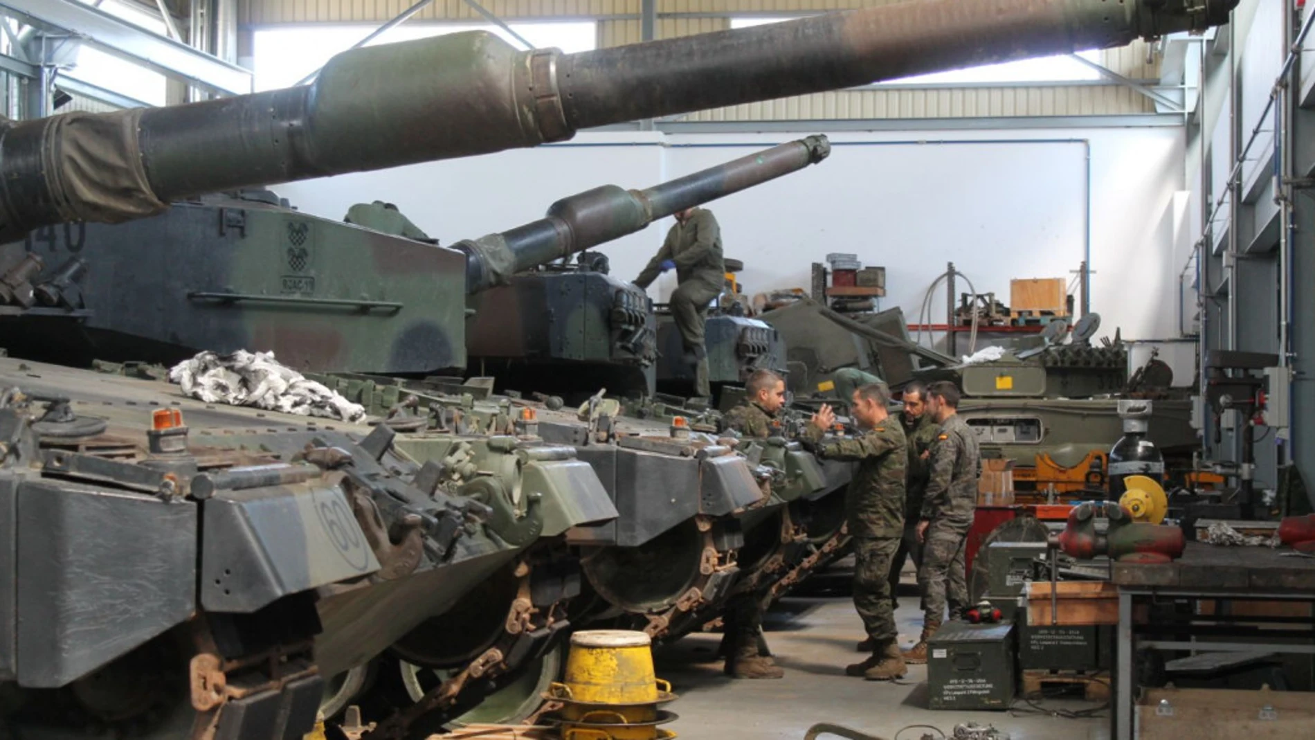 Carros de combate Leopard en un taller del Ejército de Tierra