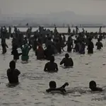  Miles de ciudadanos se dan un “baño sagrado” en el río Ganges mientras India notifica cifras récords de coronavirus 