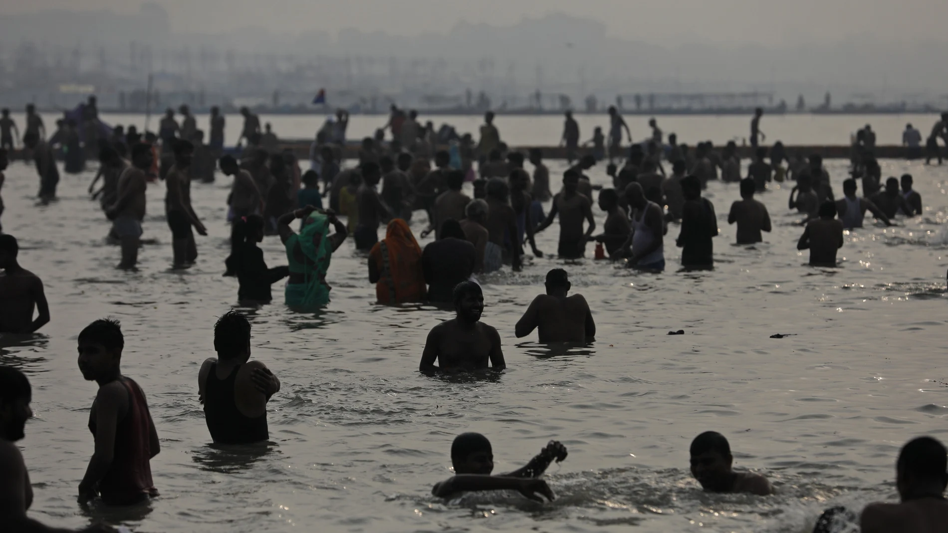 Los hindúes creen que un baño en el río sagrado en el festival Makarsankranti del 14 de enero limpia los pecados