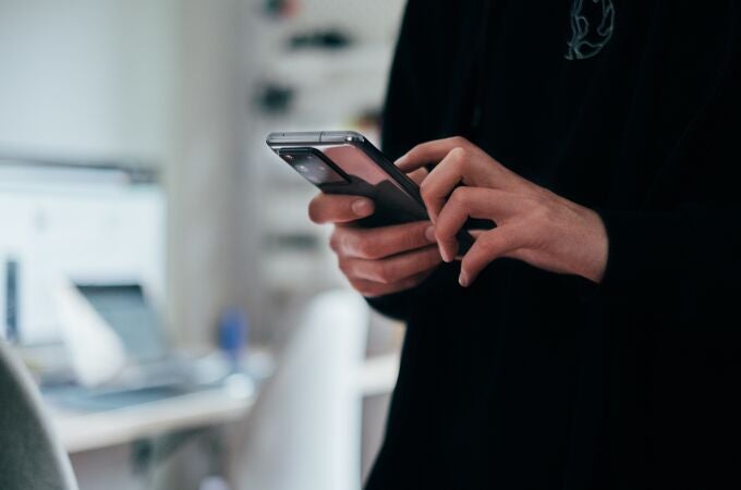 En la imagen, una persona utilizando un smartphone | Fuente: JONAS LEUPE / UNSPLASH