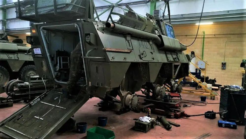 Mantenimiento de vehículos en un taller del Ejército de Tierra.