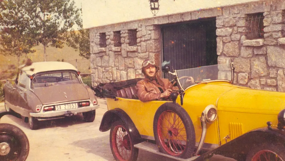 El Museo de Historia de la Automoción comienza el año presentando como Pieza del Mes el primer vehículo de la colección de Demetrio Gómez–Planche: un SALMSON AL 3 del año 1924. En la imagen, Demetrio Gómez-Planche con este vehículo