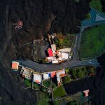 Vista aérea de la casa de Marta Montelongo, rodeada de lava en La Laguna (La Palma)