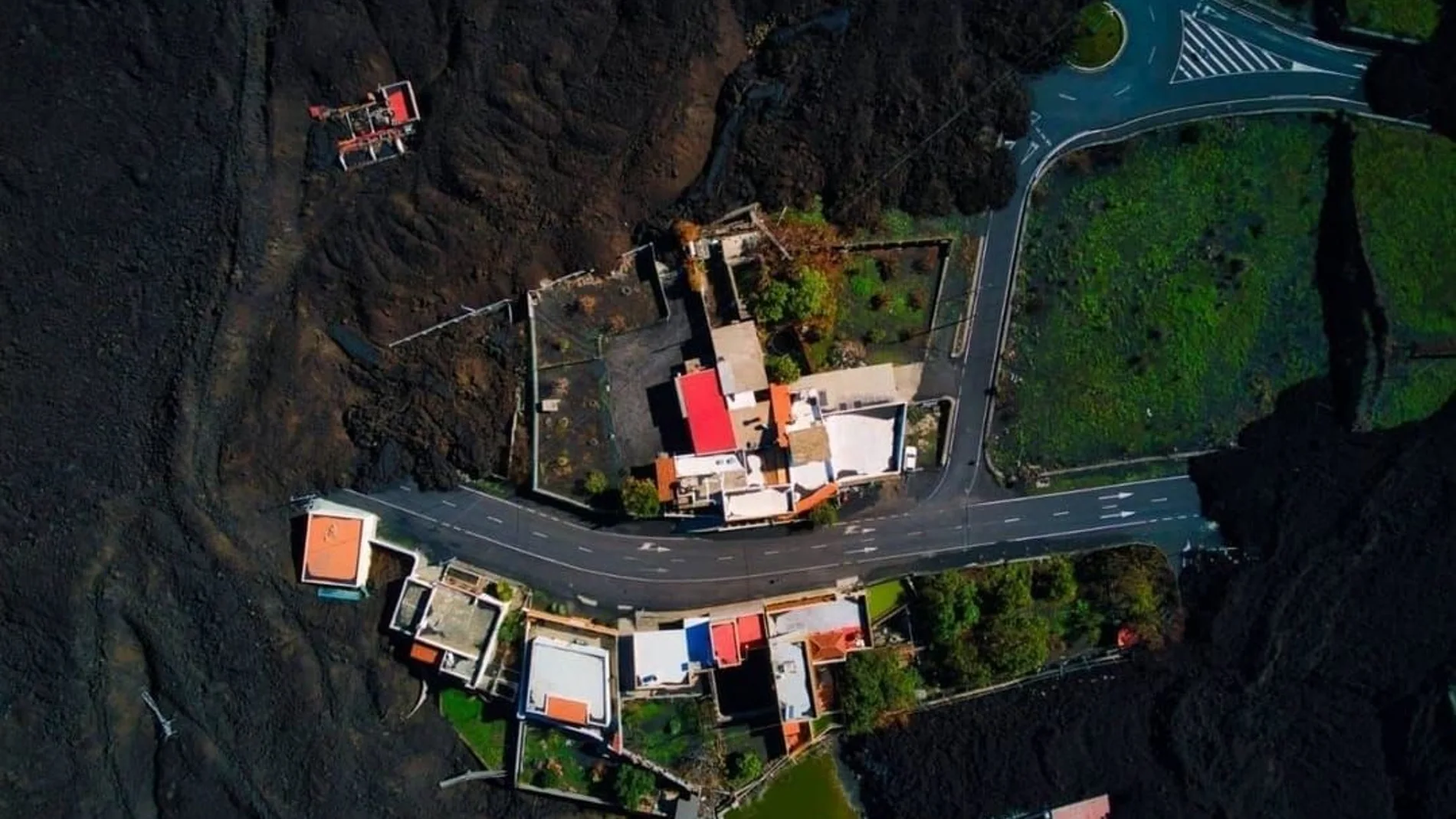 Vista aérea de la casa de Marta Montelongo, rodeada de lava en La Laguna (La Palma)