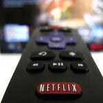 En la imagen, un mando a distancia con el logo de Netflix | Fuente: REUTERS/Mike Blake