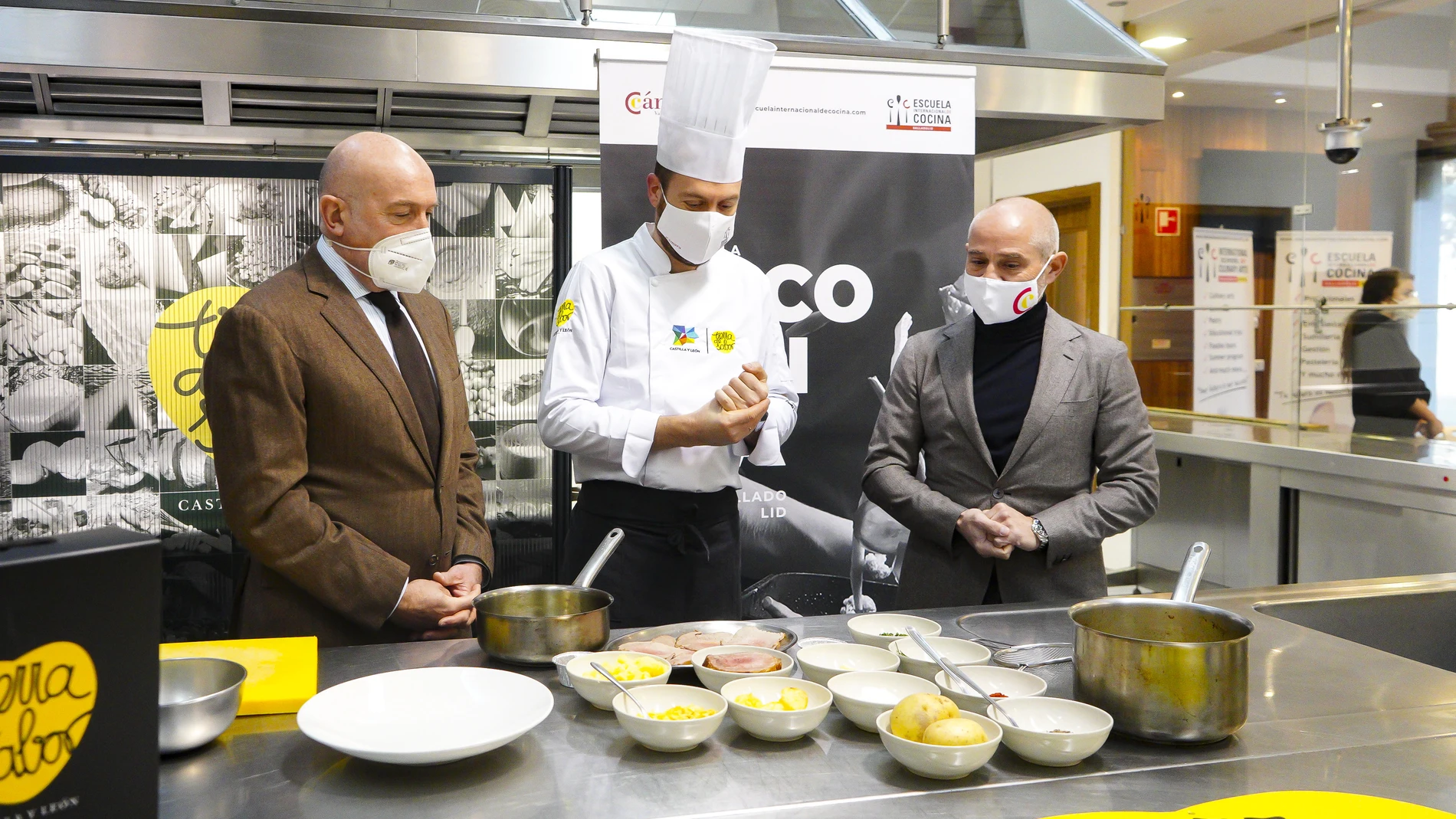 Jesús Julio Carnero y Víctor Caramanzana presentan el proyecto "Cocina con Corazón"