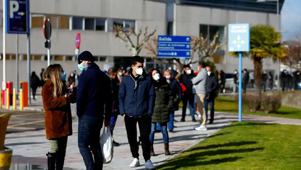 Personas hacen cola para hacerse una PCR después de las vacaciones de Navidad en el Hospital Doce de Octubre de Madrid | Fuente: REUTERS/Javier Barbancho