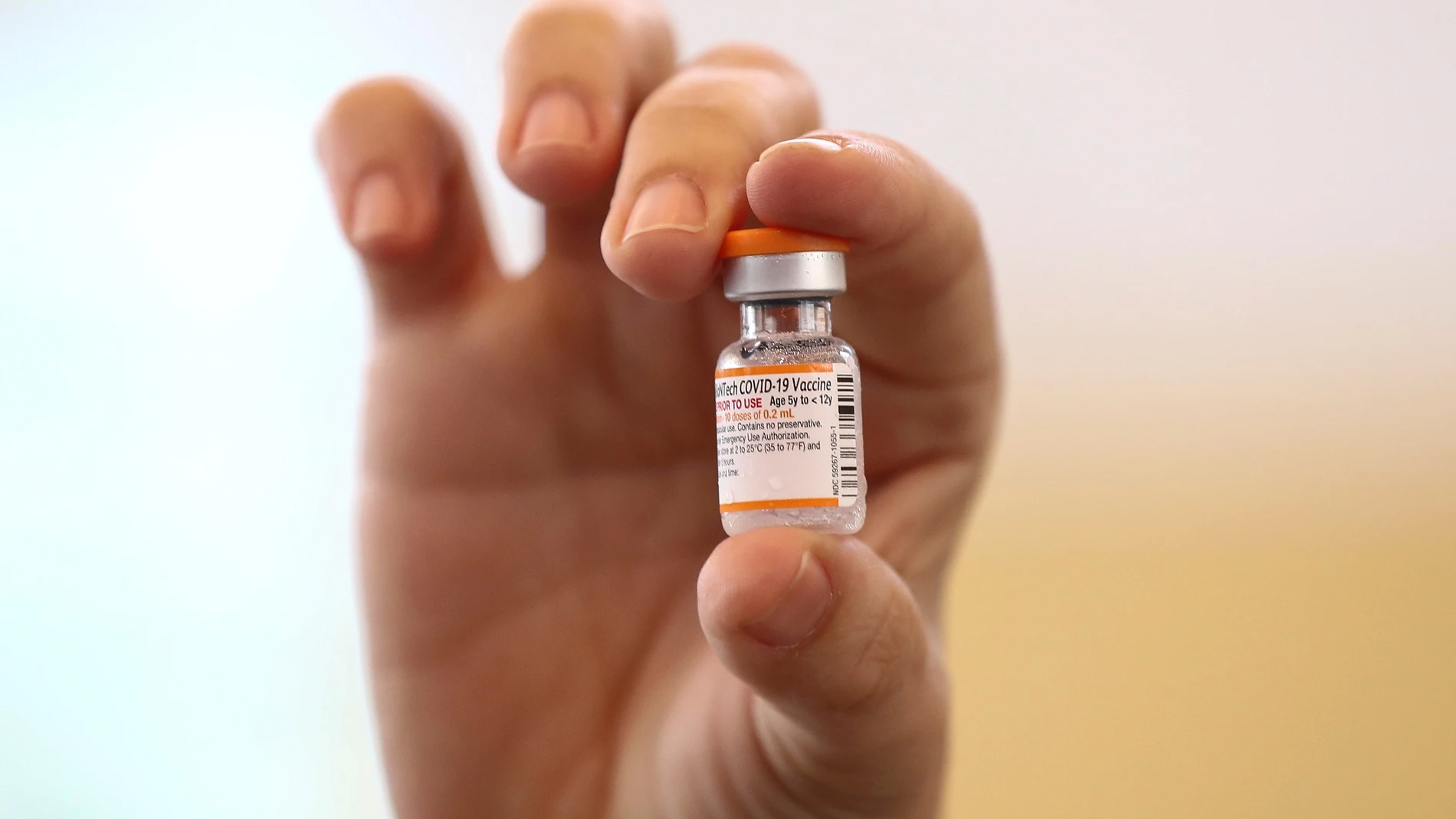 Una enfermera prepara una dosis de la vacuna Pfizer contra la COVID-19