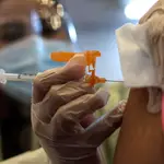 Una enfermera administra una dosis de Moderna
