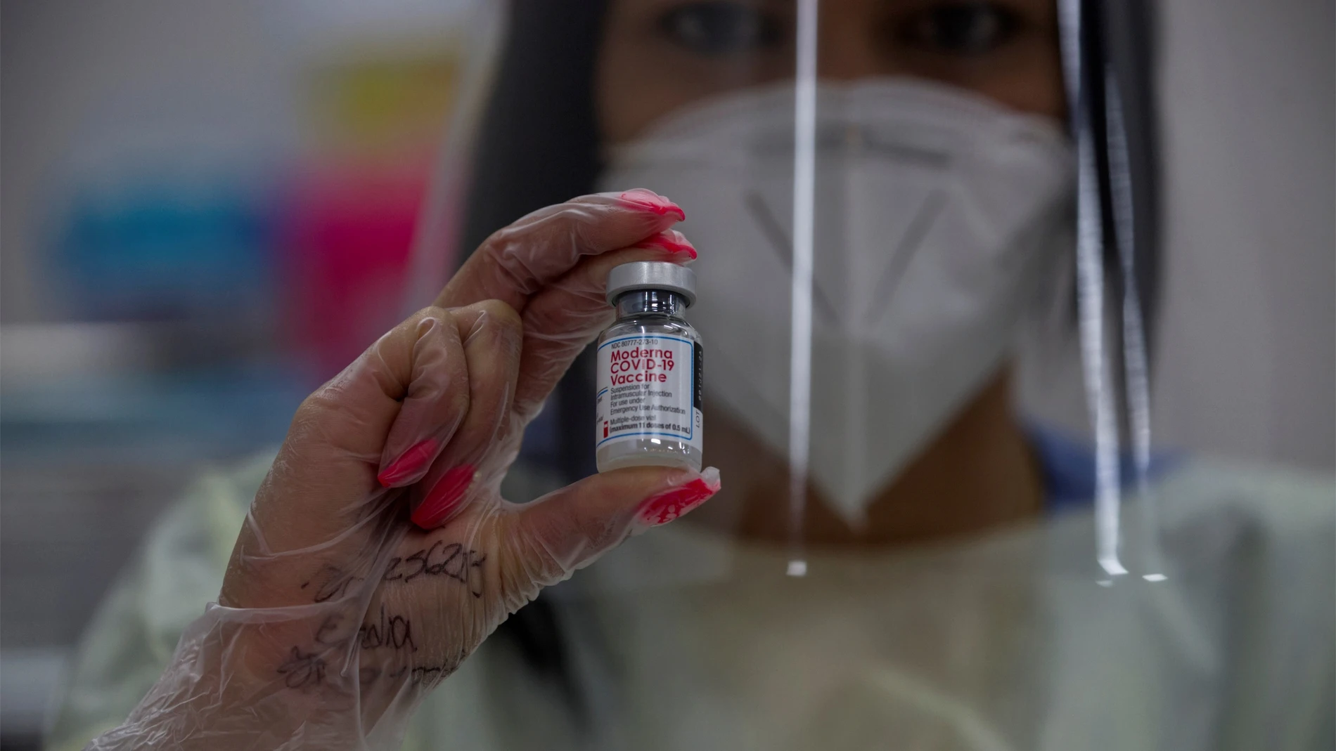 Una enfermera prepara hoy una dosis de la vacuna de Moderna contra la covid-19