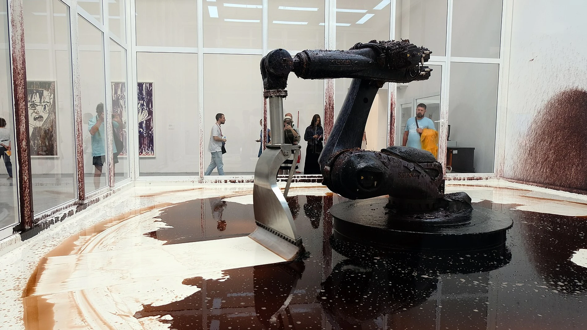 'Can't Help Myself' de Sun Yuan y Peng Yu en la Bienal de Venecia 2019