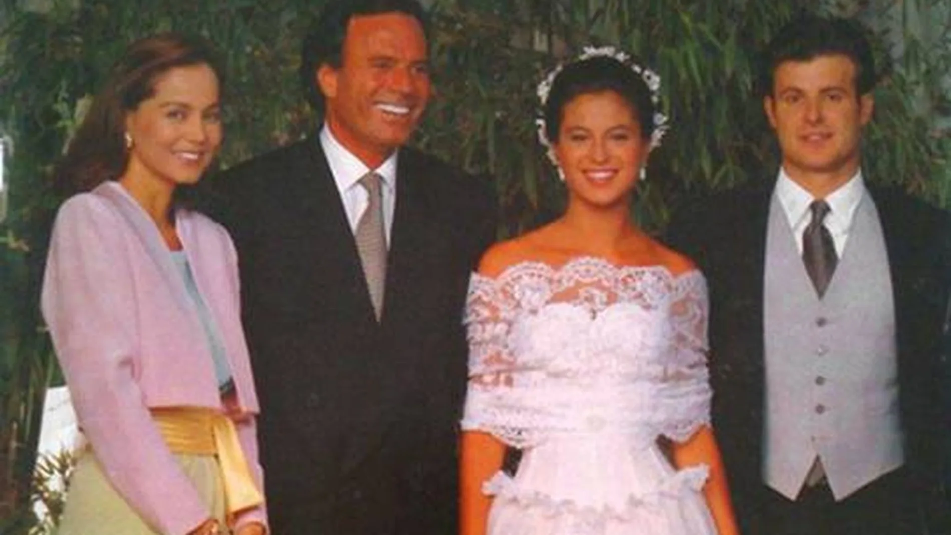 Isabel Preysler y Julio Iglesias con Chábeli y Ricardo Bofill hijo el día de su boda