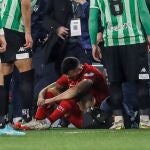 El jugador del Sevilla Joan Jordán, sentado en el suelo después de ser agredido en el partido de Copa contra el Betis.