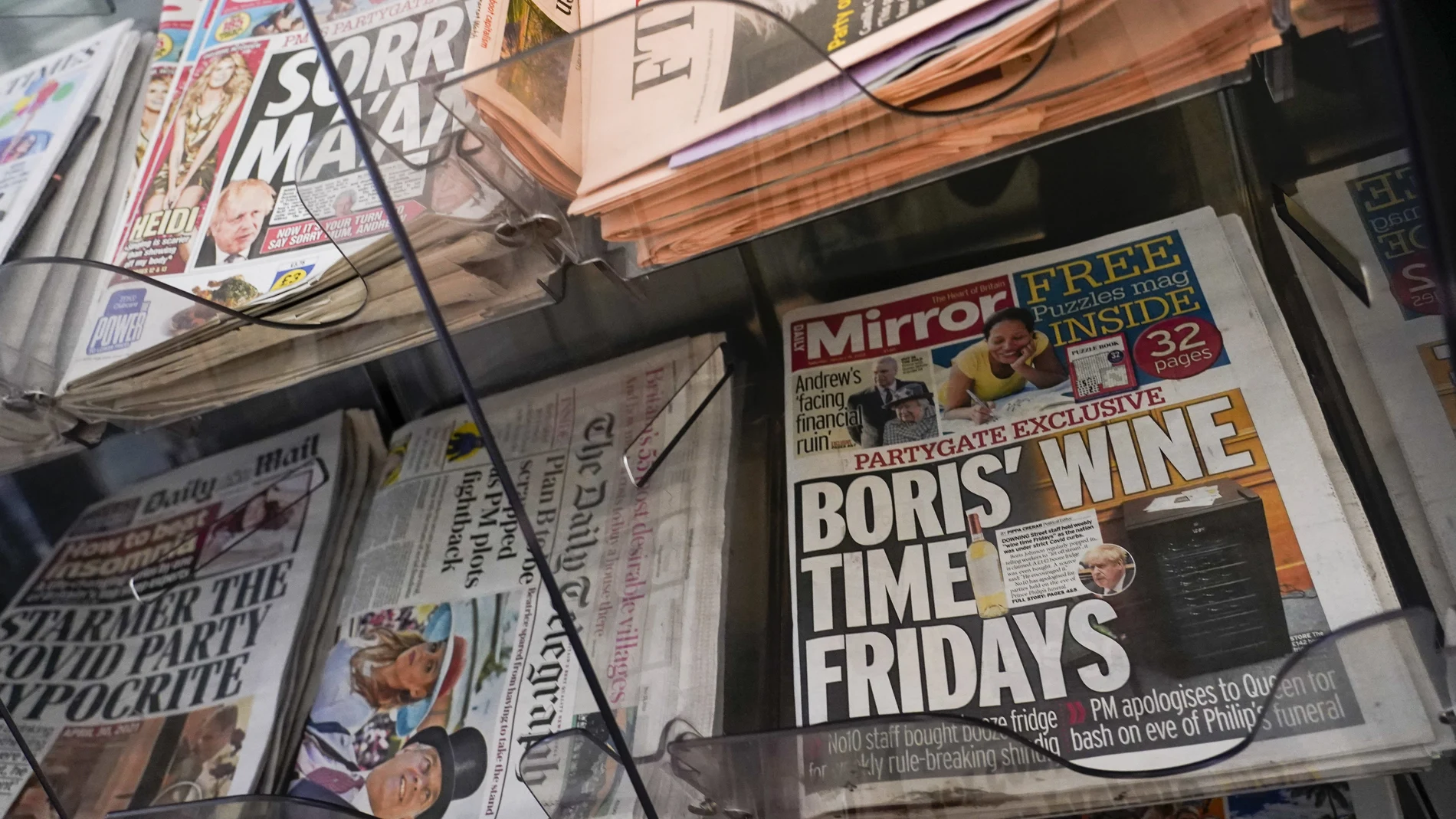 La portada de los diarios británicos con la exclusiva de "los vinos de los viernes" hoy