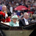 La Reina Isabel II y el príncipe Andrés