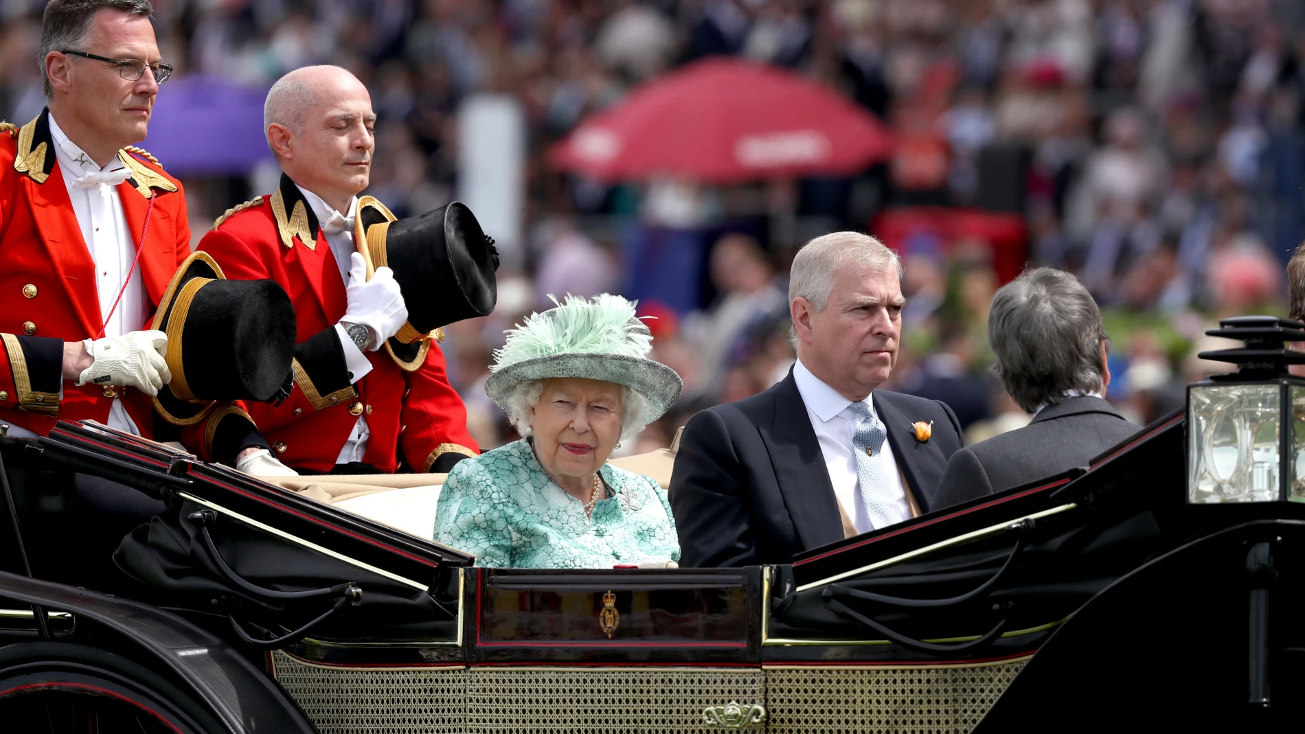La Reina Isabel II y el príncipe Andrés