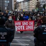 Protesta en Frankfurt contra las nuevas restricciones impuestas para controlar la covid