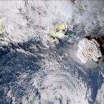 En esta imagen de satélite tomada por Himawari-8, se muestra la erupción de un volcán submarino en la nación del Pacífico de Tonga