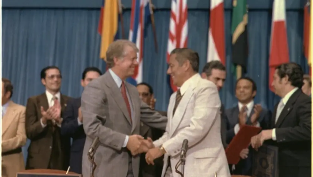 Omar Torrijos y Jimmy Carter durante la firma del nuevo acuerdo para el Canal de Panamá
