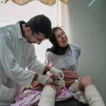 Haurin Khader, de 15 años, es curada de sus heridas en el hospital Emergency de Erbil, capital del Kurdistán iraquí, en abril de 2006
