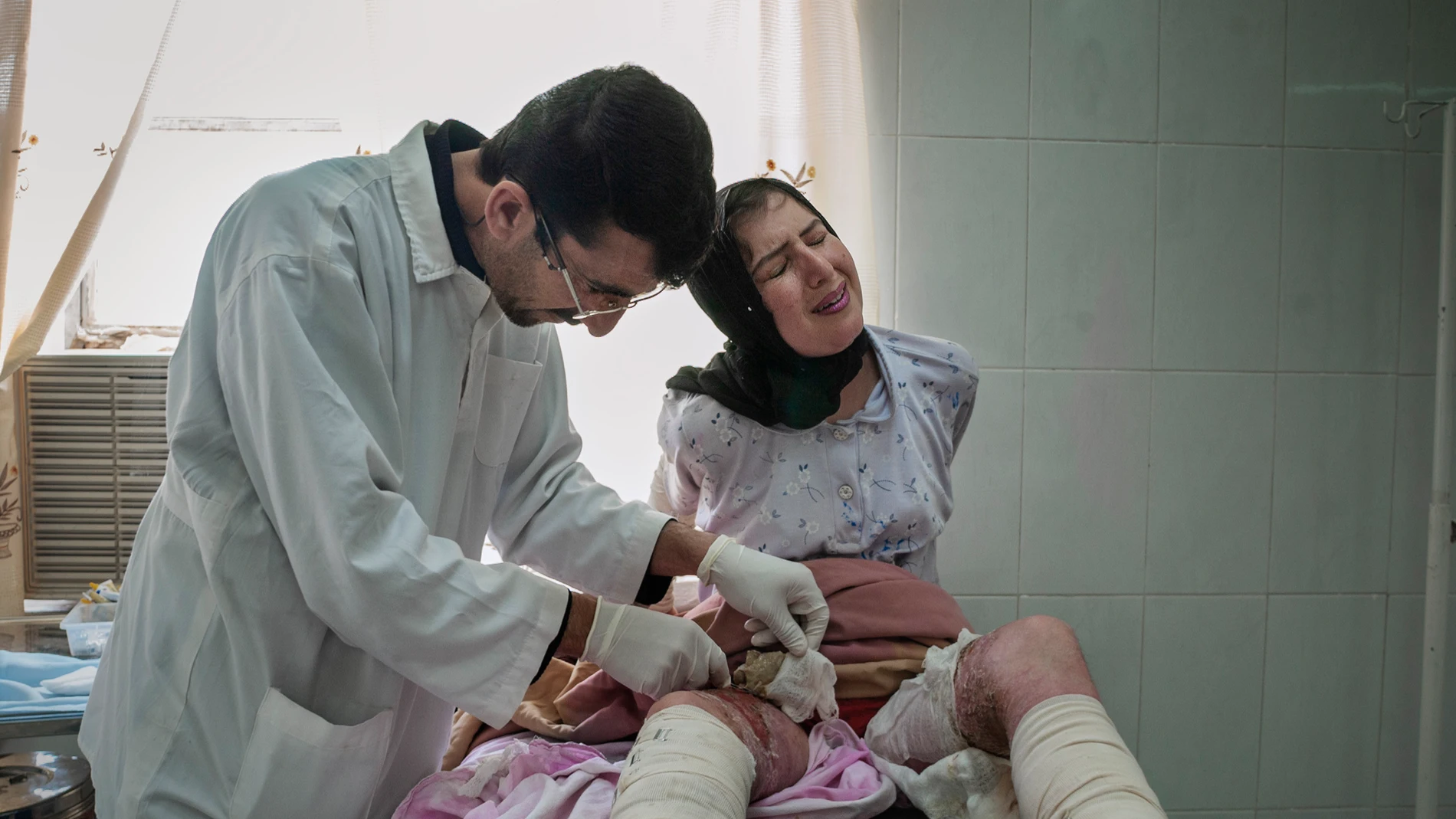 Haurin Khader, de 15 años, es curada de sus heridas en el hospital Emergency de Erbil, capital del Kurdistán iraquí, en abril de 2006