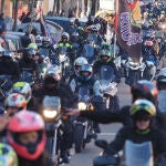 Desfile de banderas en la concentración motera 'Pingüinos 2022'