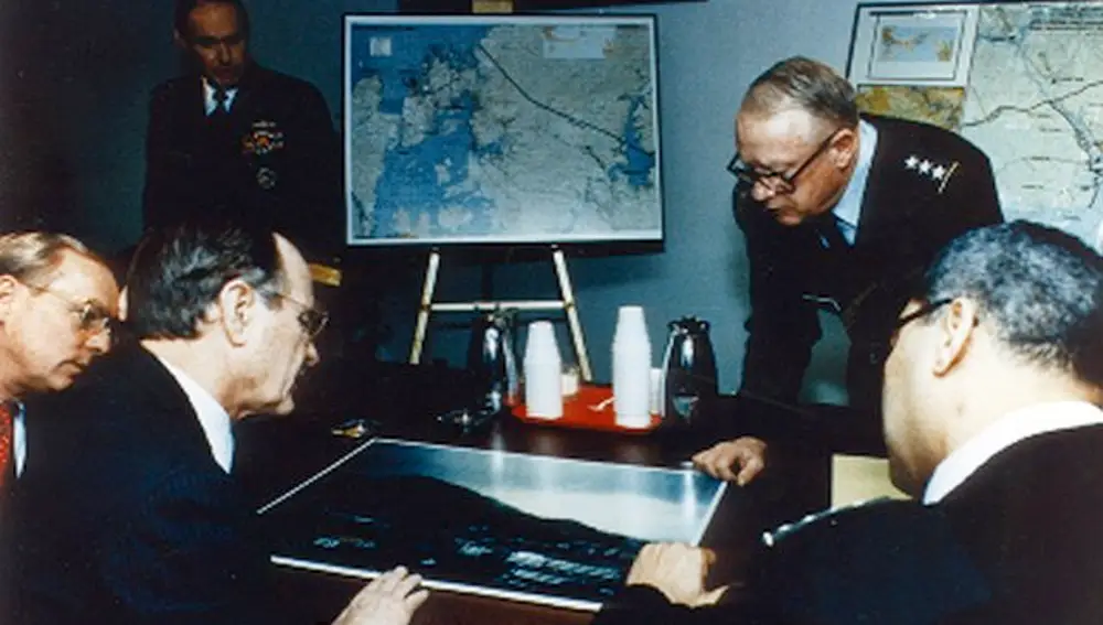 El presidente George H. W. Bush siendo informado por la Agencia de Inteligencia de Defensa (DIA) durante la invasión estadounidense de Panamá en 1989