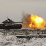 Un tanque ruso T-72B3 dispara mientras las tropas participan en ejercicios en el campo de tiro de Kadamovskiy, en la región de Rostov, al sur de Rusia